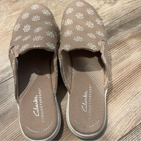 Clarks Women's Breeze Shore Taupe Flower Embroidery Size 7.5 Mule Shoes Slip On - Picture 4 of 5